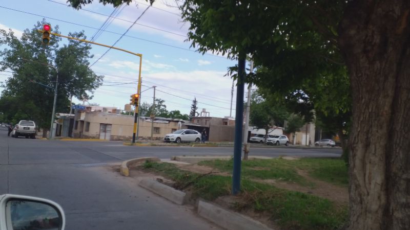 El peligro de pararse en las esquinas de Godoy Cruz