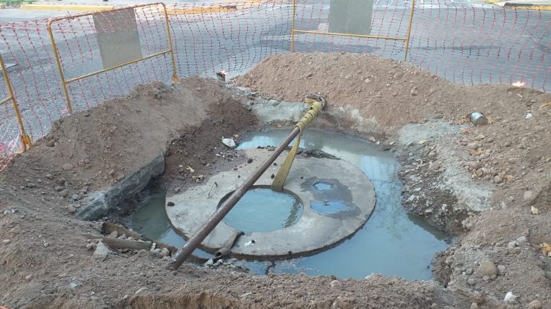 Reclamo por una cloaca que lleva días abierta