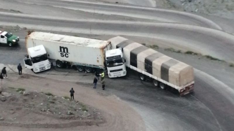 Suspenden el tránsito para camiones en los caracoles de Chile