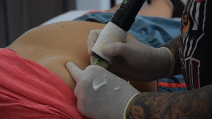 Diego Starópoli tatuó a mujeres que tuvieron cáncer de mama