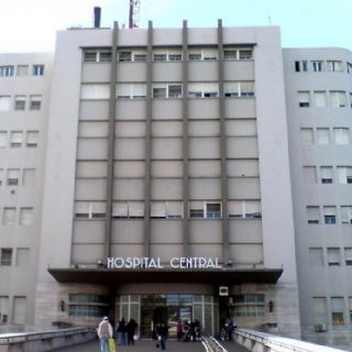 Estaba en un casa y recibió un disparo desde la calle
