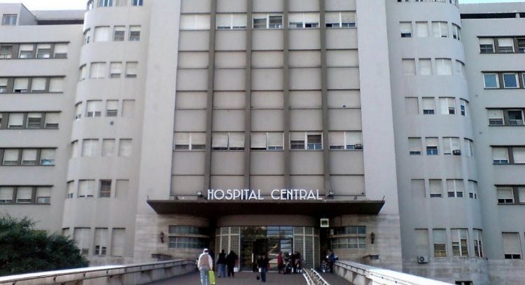 Estaba en un casa y recibió un disparo desde la calle