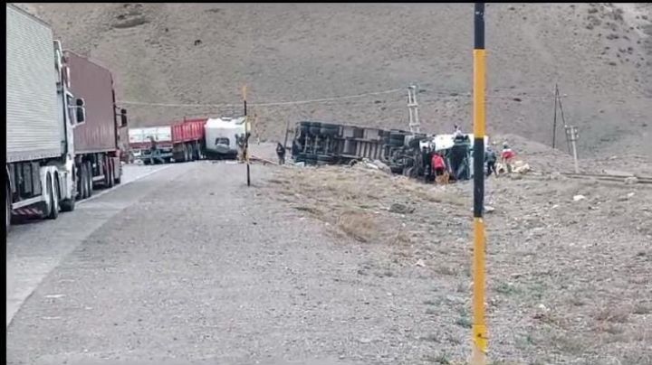 Un camionero falleció tras un vuelco en alta montaña