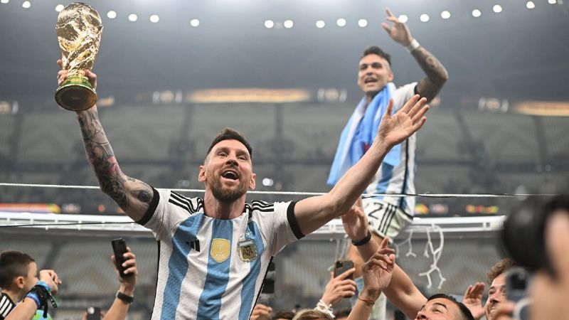 Messi subastará seis camisetas que usó en el Mundial de Qatar