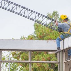 Comenzó la colocación del techo del Polideportivo San Pedro en San Martín