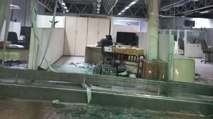 VIDEOS: explotaron los vidrios en la sede de AFIP de Ciudad