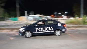 Tres hombres armados le robaron el auto a una mujer en Ciudad