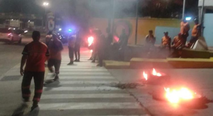 Enfrentamientos entre la Policía y empleados municipales de Godoy Cruz